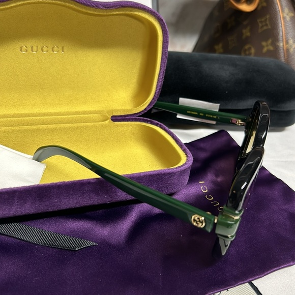 Gucci sunglasses with hardcase preloved - Picture 2 of 5